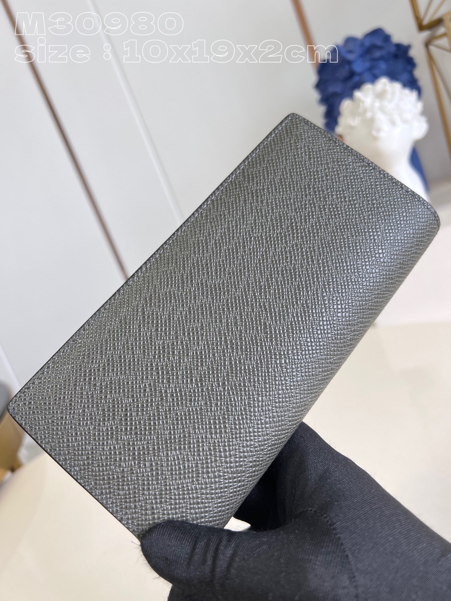 Louis Vuitton M30980 Dark blue Brazza wallet has the richness of Taga leather and the traditional