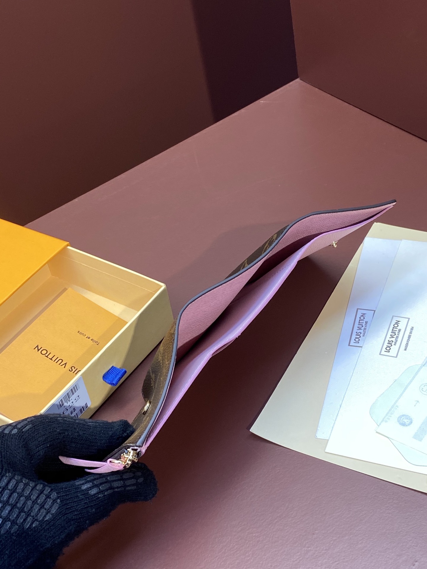 Louis Vuitton Christmas M82622 VICTORINE Wallet The Christmas-themed Victorine wallet is crafted