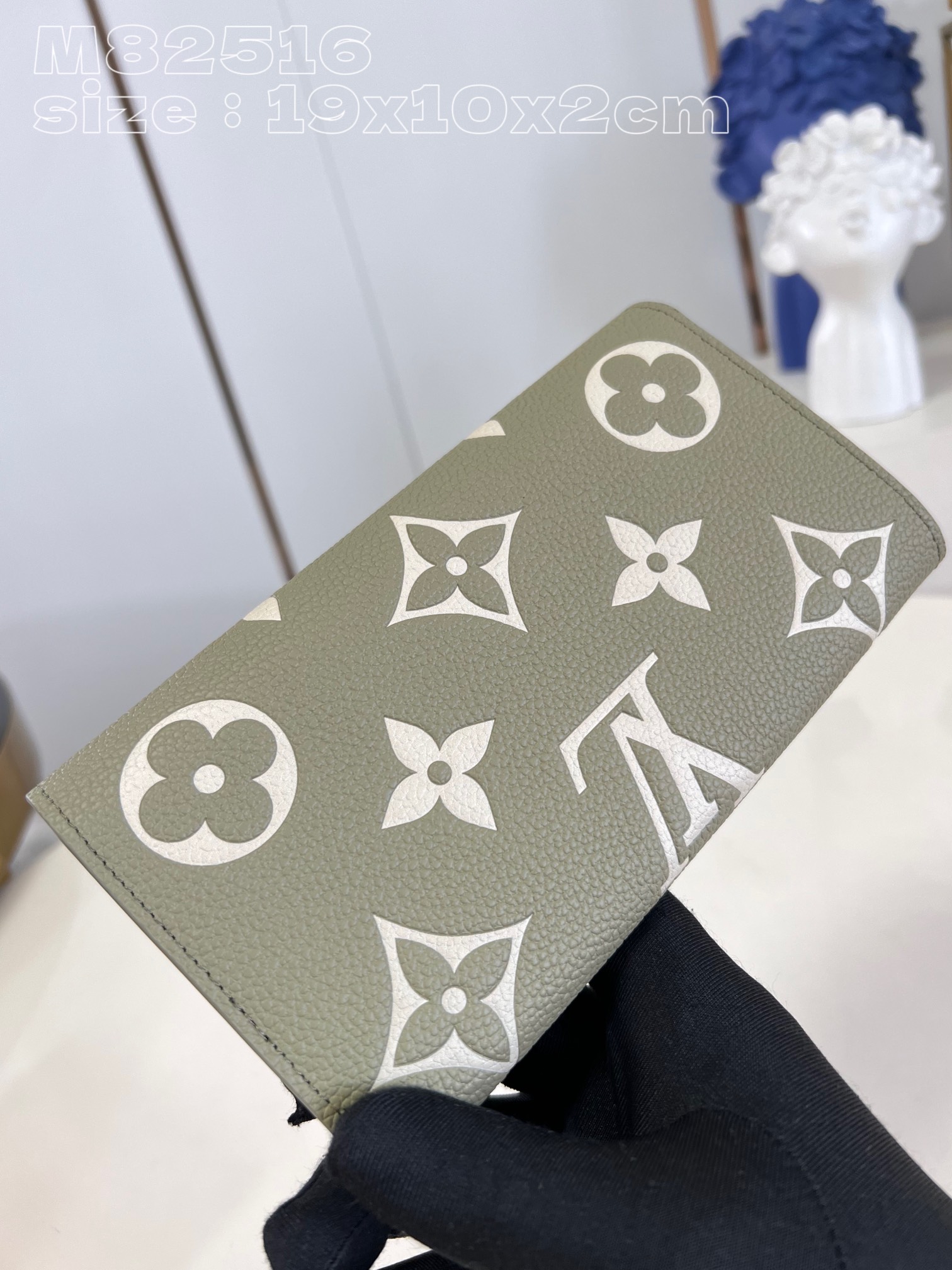 Louis Vuitton M82516 Green The Louis Vuitton Sarah bag is crafted in colorful Monogram Empreinte