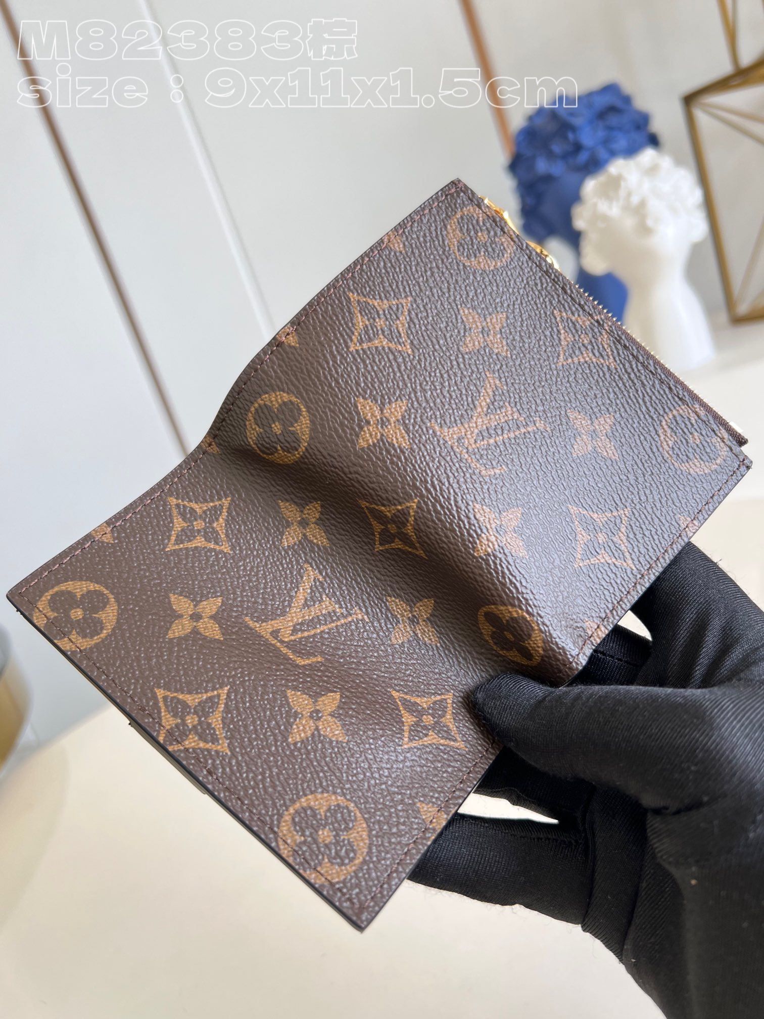 Louis Vuitton M82415 Brown Portefeuille Lisa is made of Monogram canvas and lined with colored