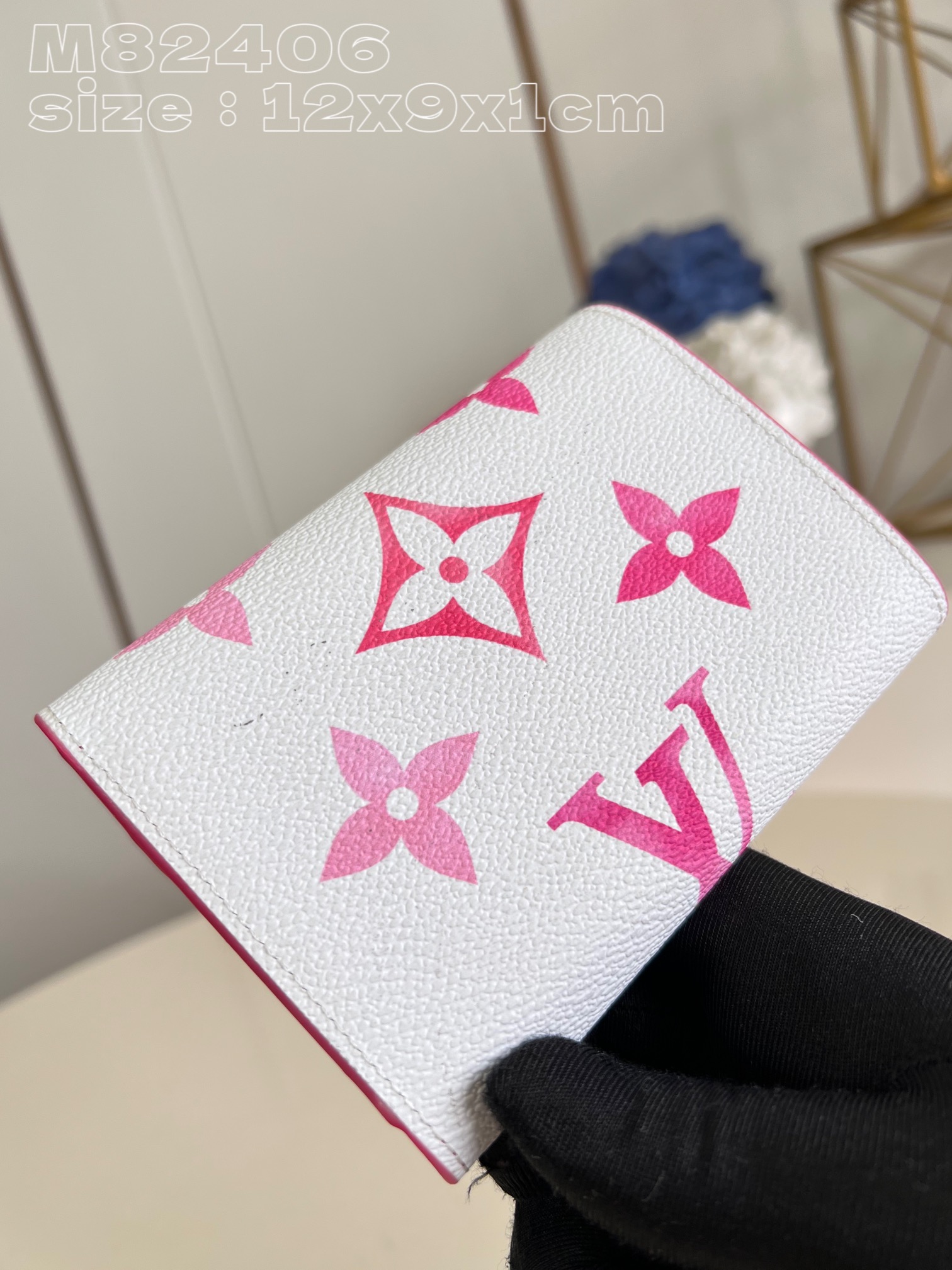 M82406 This season’s Victorine bag from the Resort collection is reinterpreted in canvas