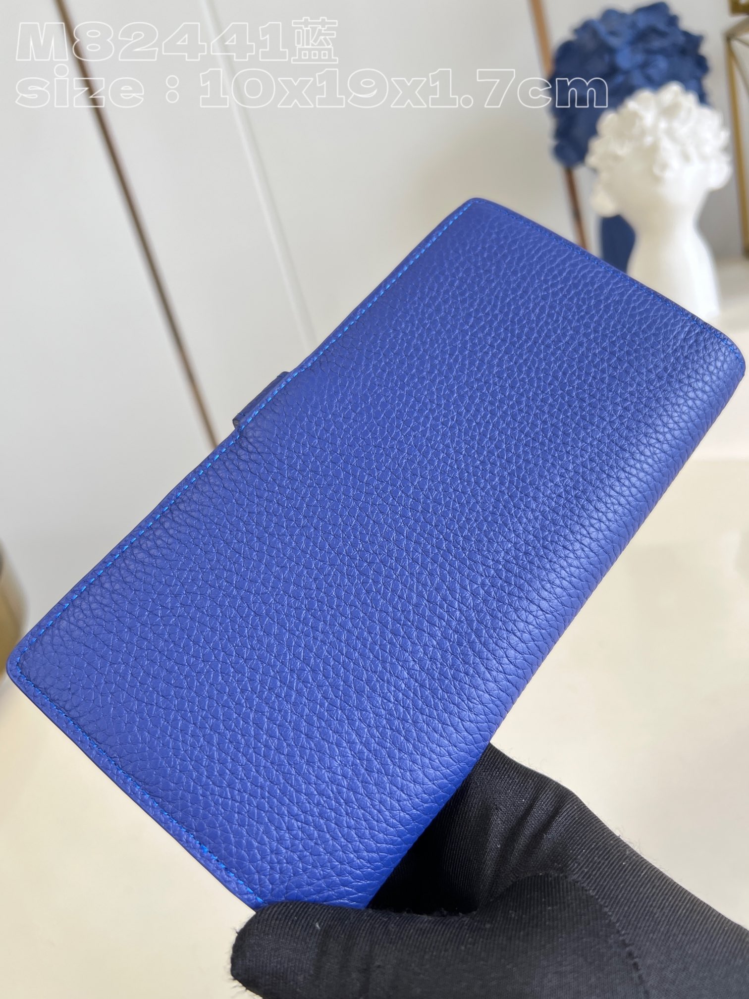 Louis Vuitton M82441 Blue LV Vertical wallet in supple grained Taurillon leather