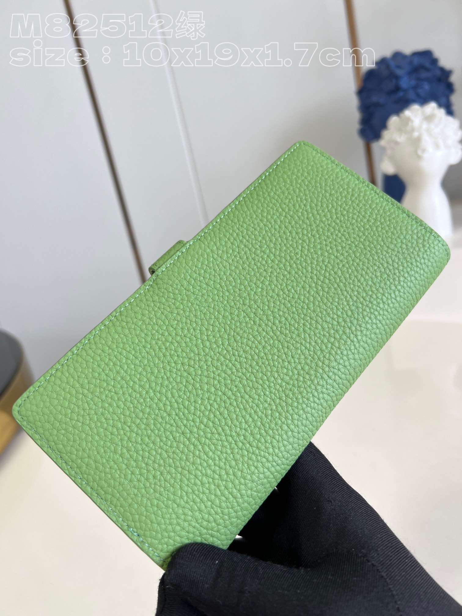Louis Vuitton M82512 Green LV Vertical wallet in supple grained Taurillon leather