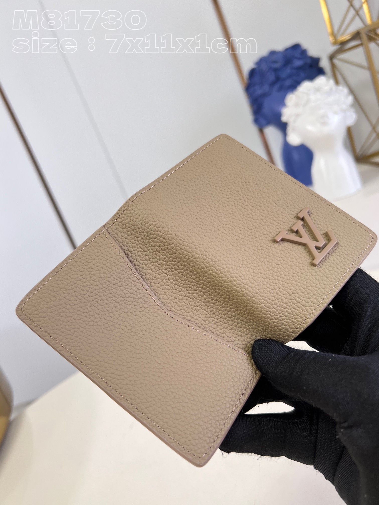 Louis Vuitton M81730 Apricot Louis Vuitton bag is made of soft cowhide dyed in a sea color with