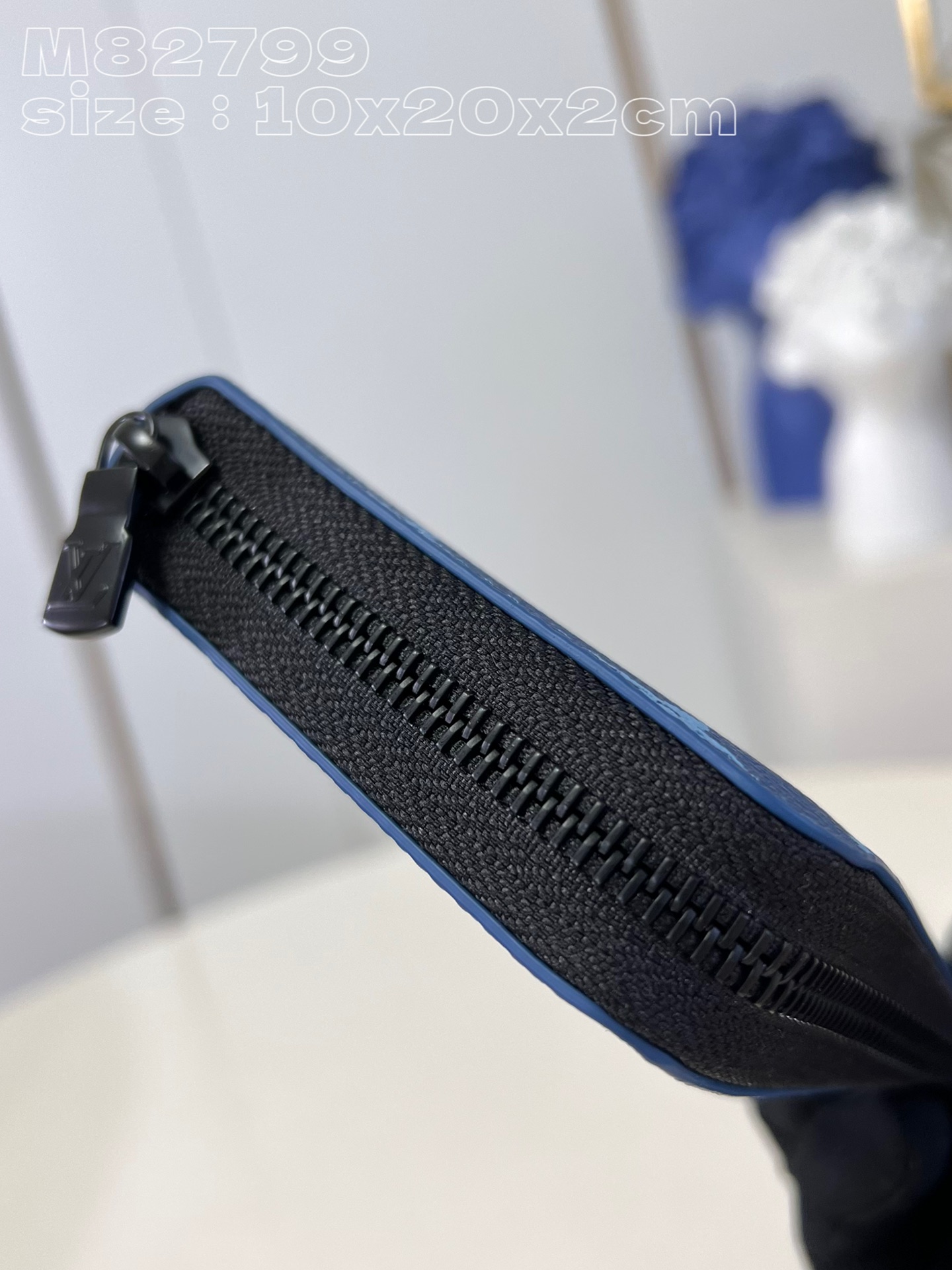 M82799 Blue ZIPPY bag in Monogram canvas with a contrasting color scheme and “Louis Vuitton” in