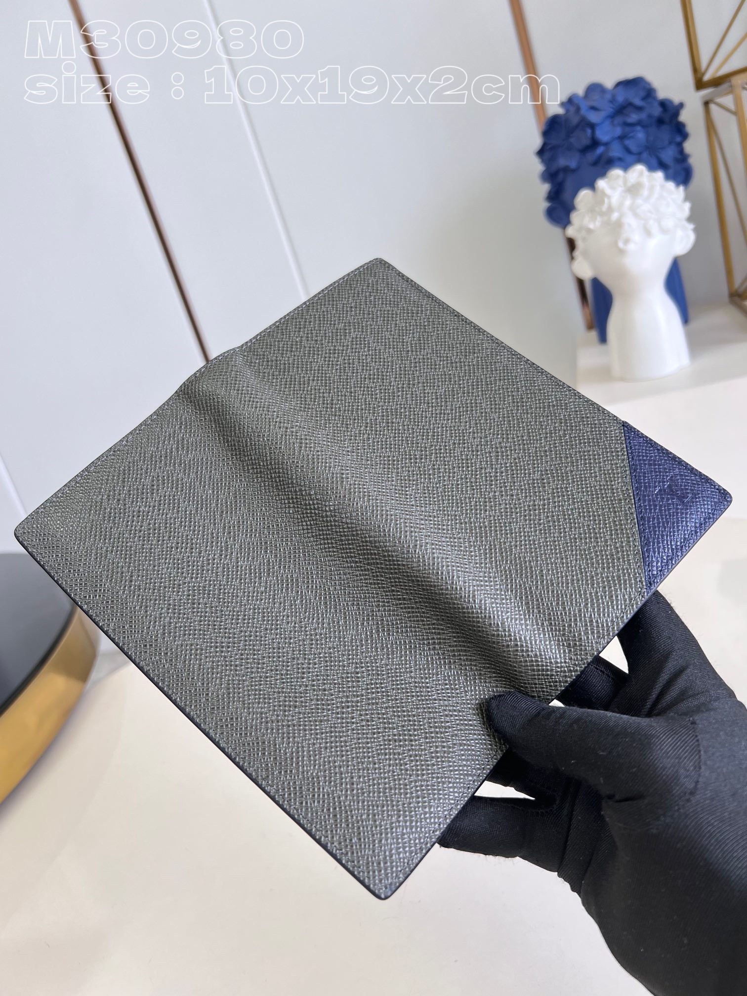Louis Vuitton M30980 Dark blue Brazza wallet has the richness of Taga leather and the traditional