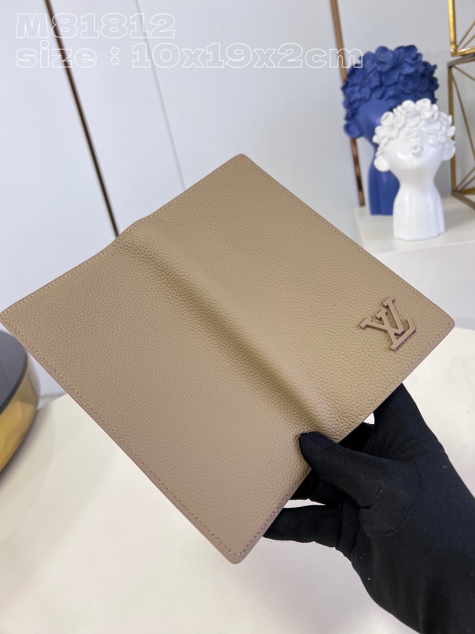 Louis Vuitton M81812 Apricot The new LV Aerogram Brazza wallet emphasizes the fine texture of