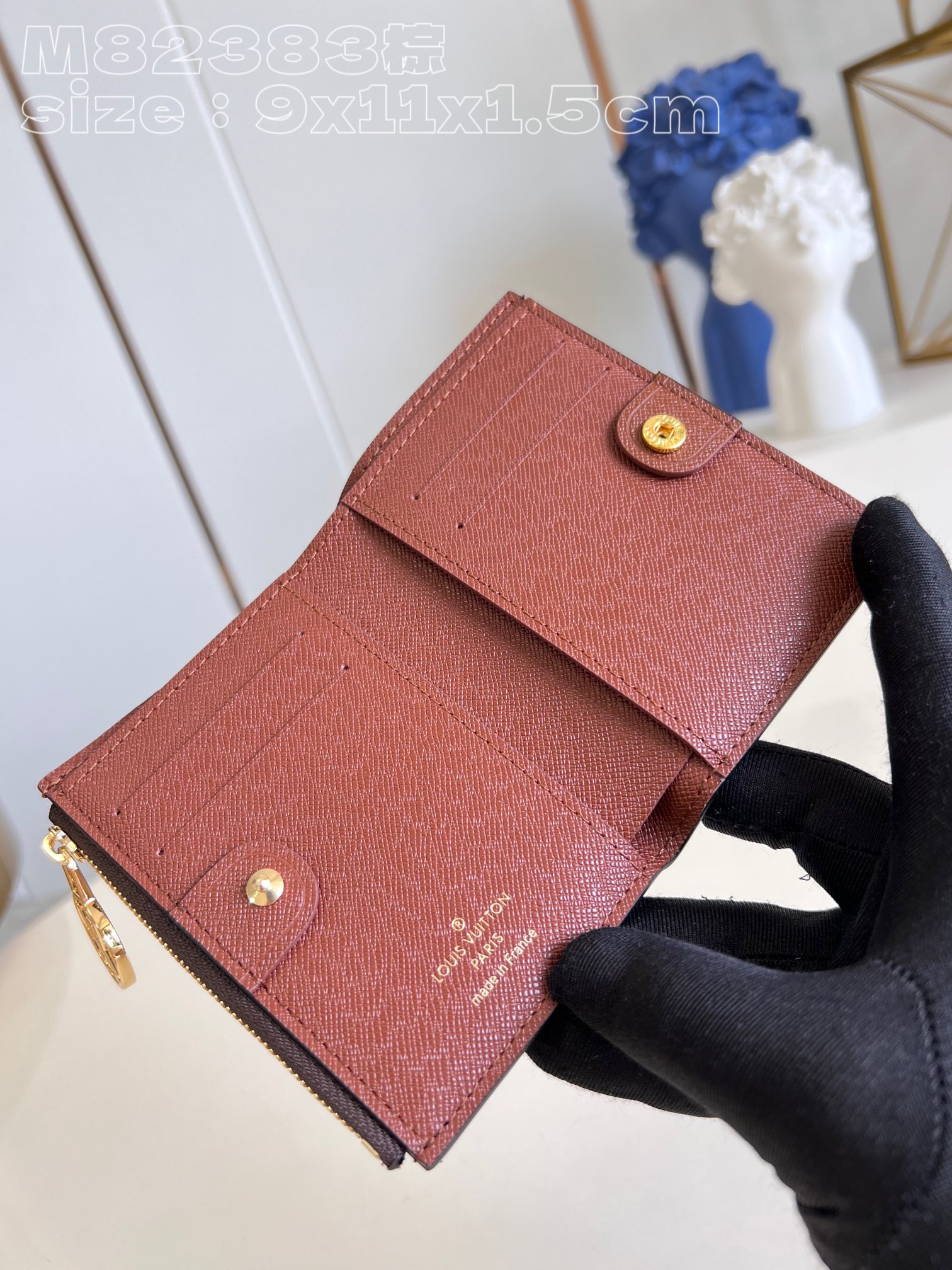 Louis Vuitton M82415 Brown Portefeuille Lisa is made of Monogram canvas and lined with colored