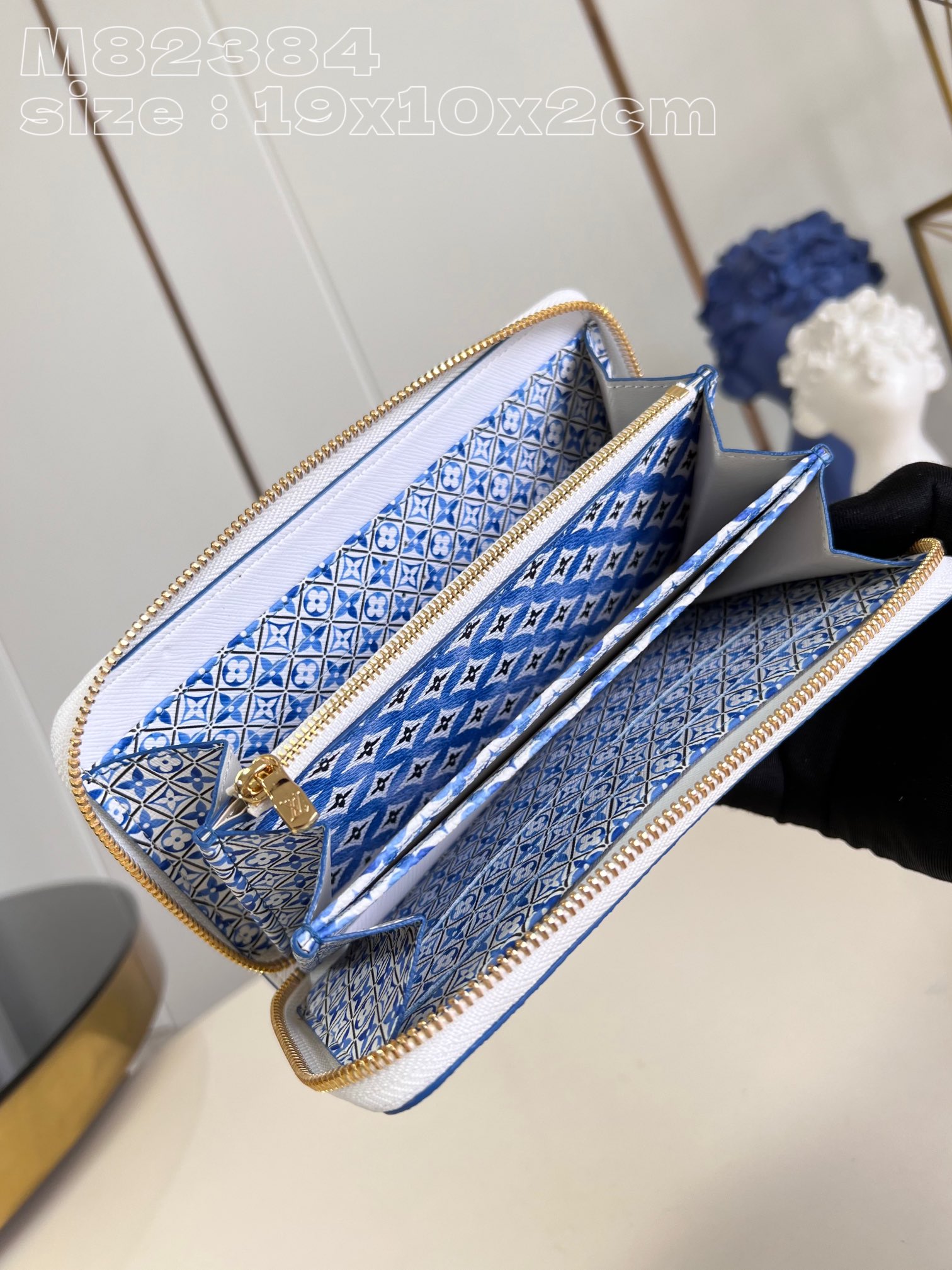 Louis Vuitton M82384 zippy wallet in blue is made of canvas with an oversized monogram pattern