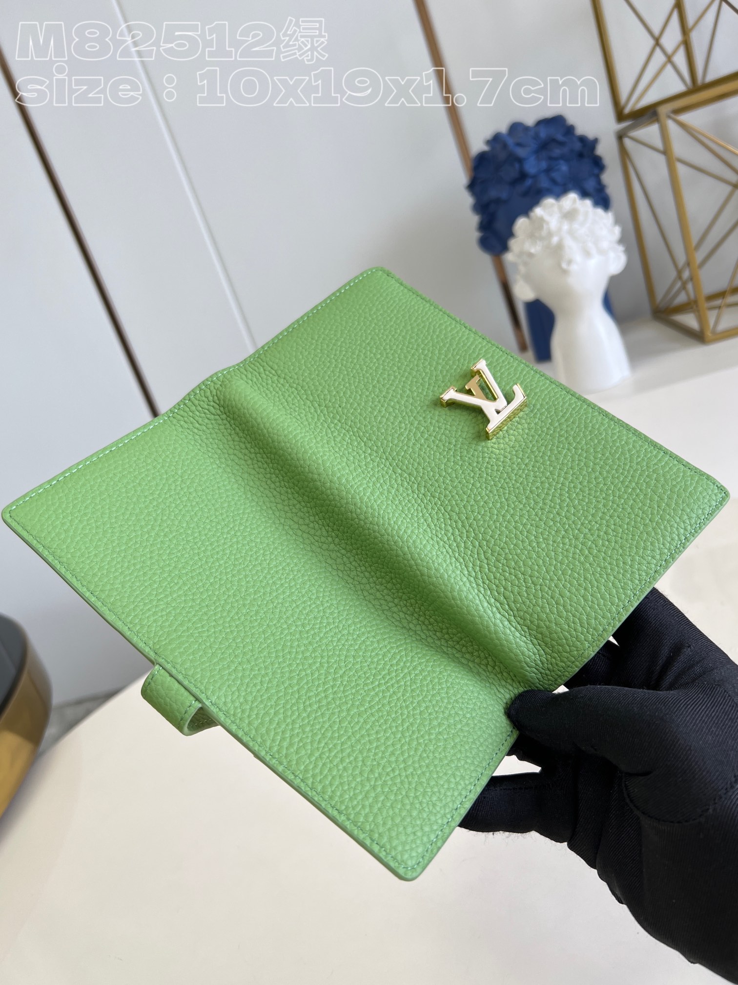 Louis Vuitton M82512 Green LV Vertical wallet in supple grained Taurillon leather