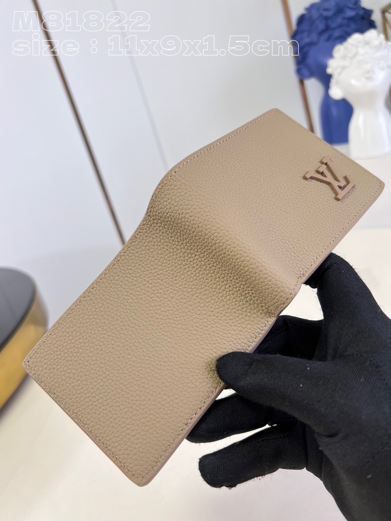 Louis Vuitton M81822 Apricot The new Multiple bag in LV Aerogram leather is the work of Louis
