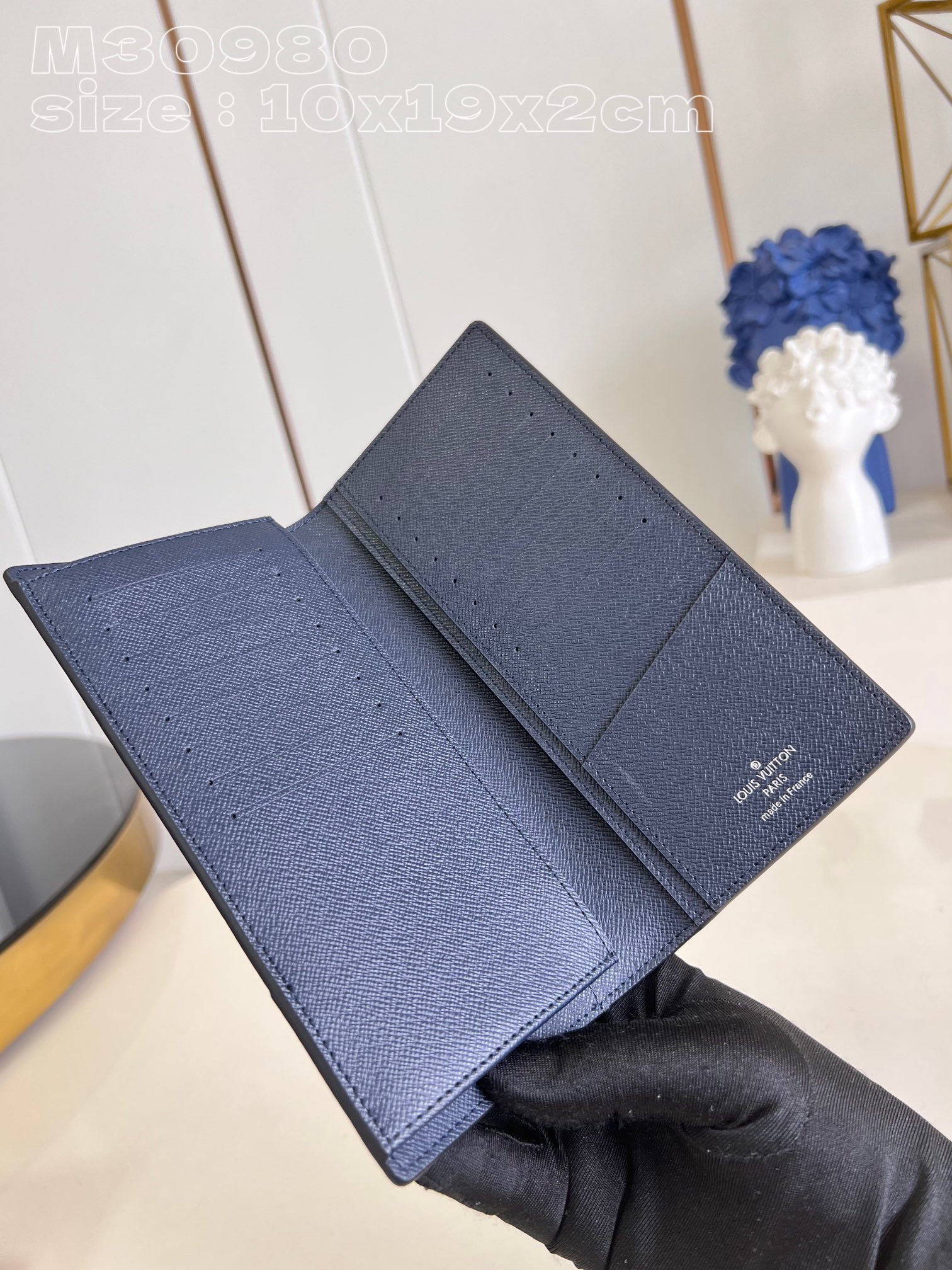 Louis Vuitton M30980 Dark blue Brazza wallet has the richness of Taga leather and the traditional