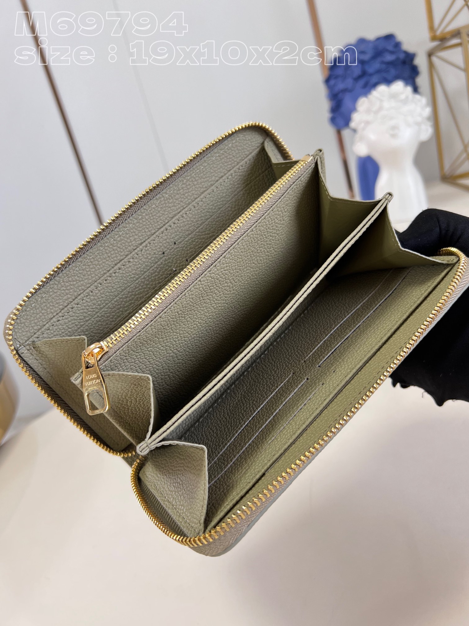 Louis Vuitton M69794 zippy bag in green is made of colorful Monogram Empreinte leather