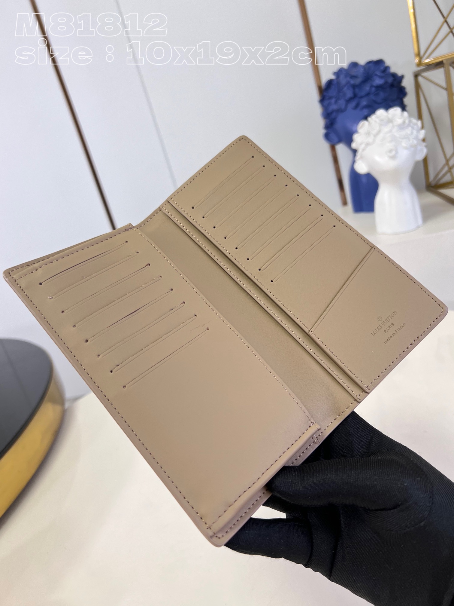 Louis Vuitton M81812 Apricot The new LV Aerogram Brazza wallet emphasizes the fine texture of