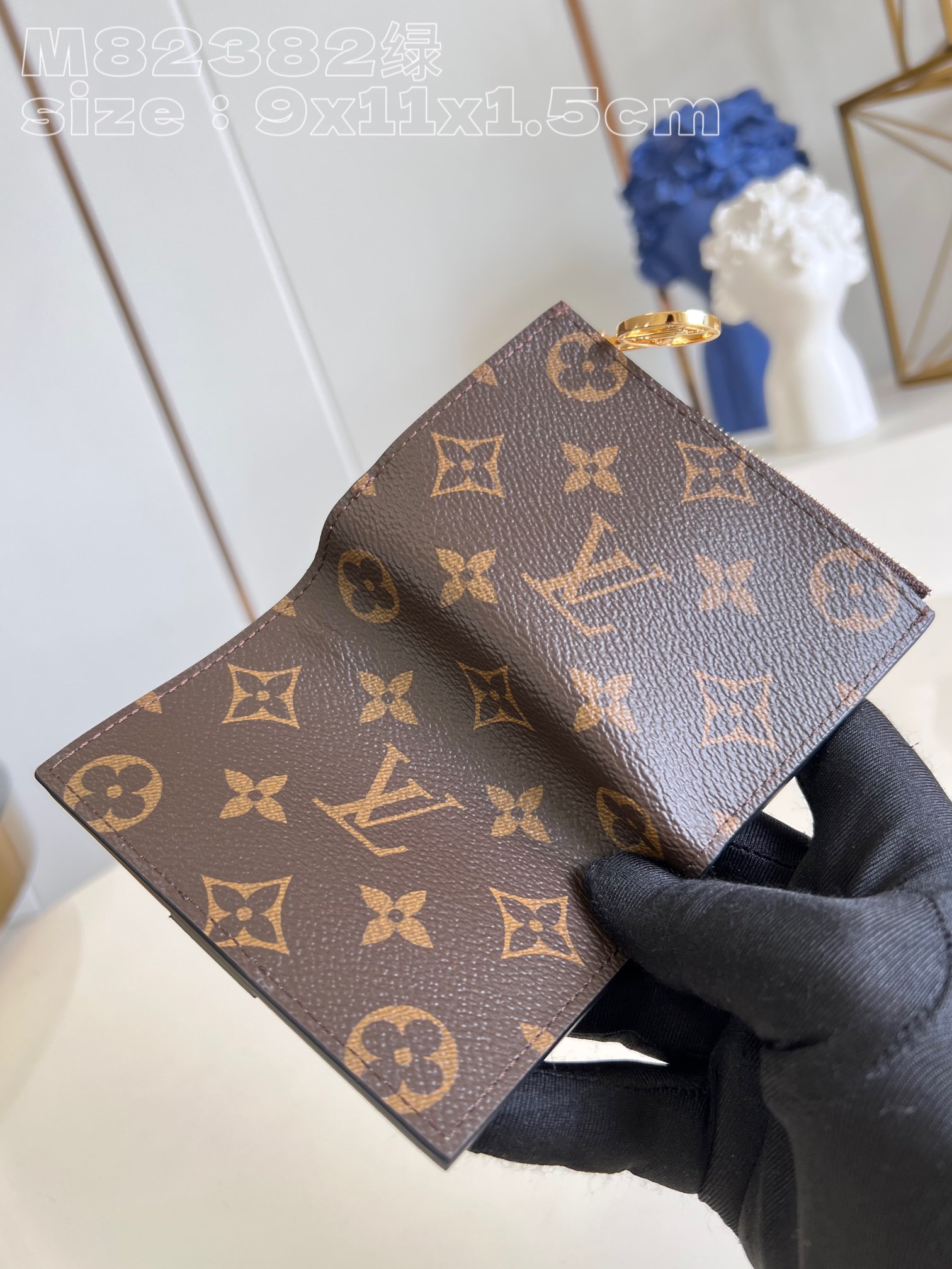 Louis Vuitton M82382 Green Portefeuille Lisa is made of Monogram canvas and lined