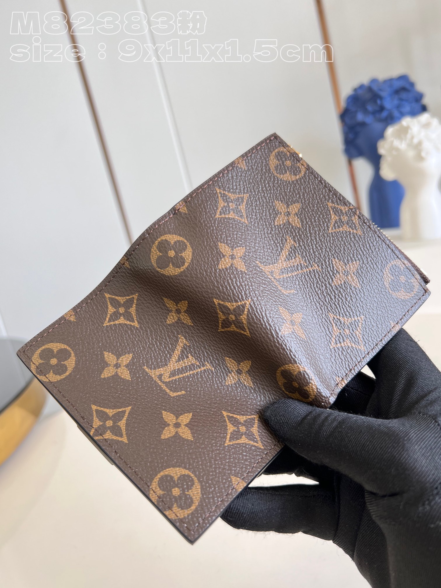 Louis Vuitton M82383 Pink Portefeuille Lisa is made of Monogram canvas and lined with colorful