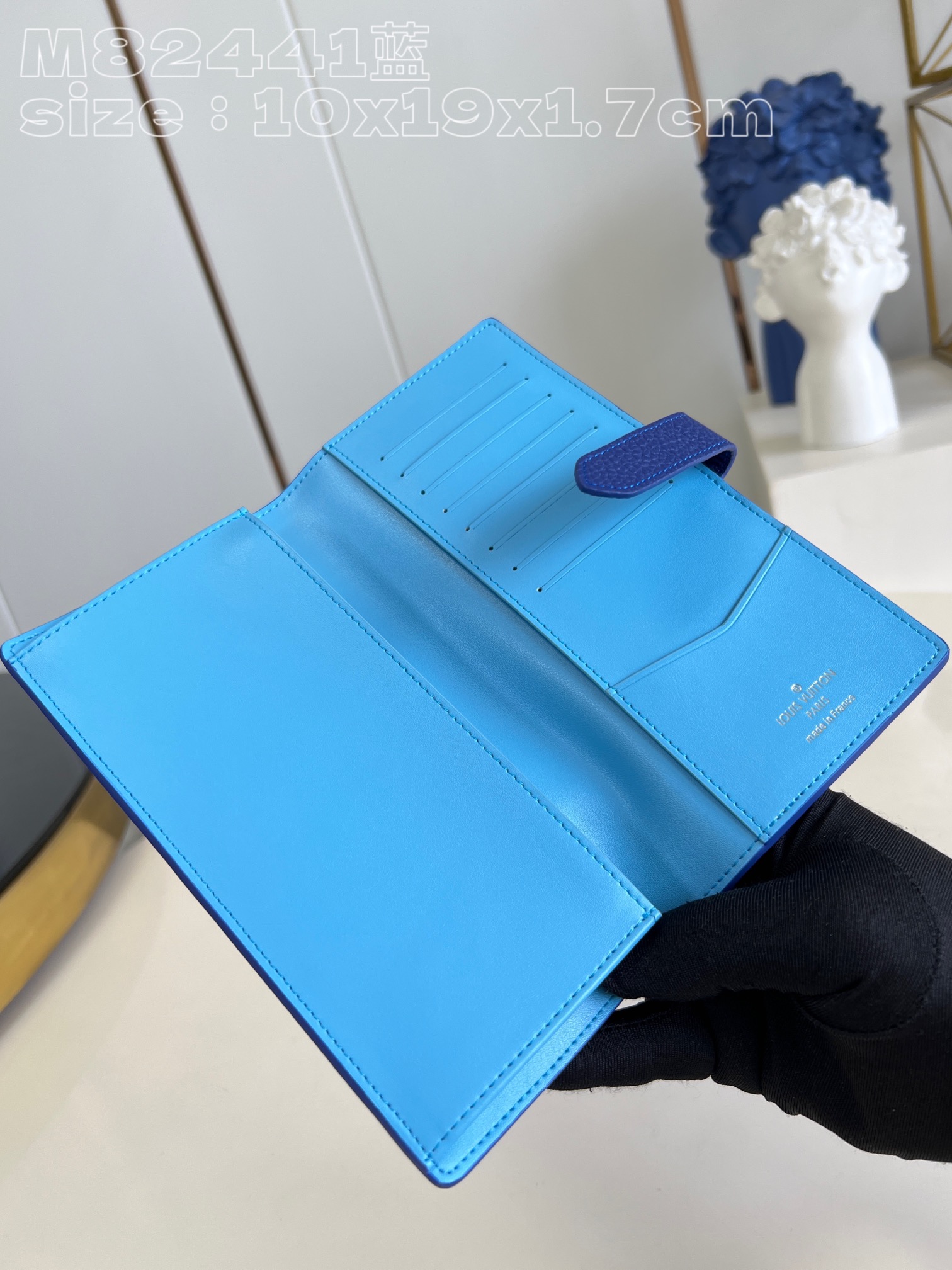 Louis Vuitton M82441 Blue LV Vertical wallet in supple grained Taurillon leather