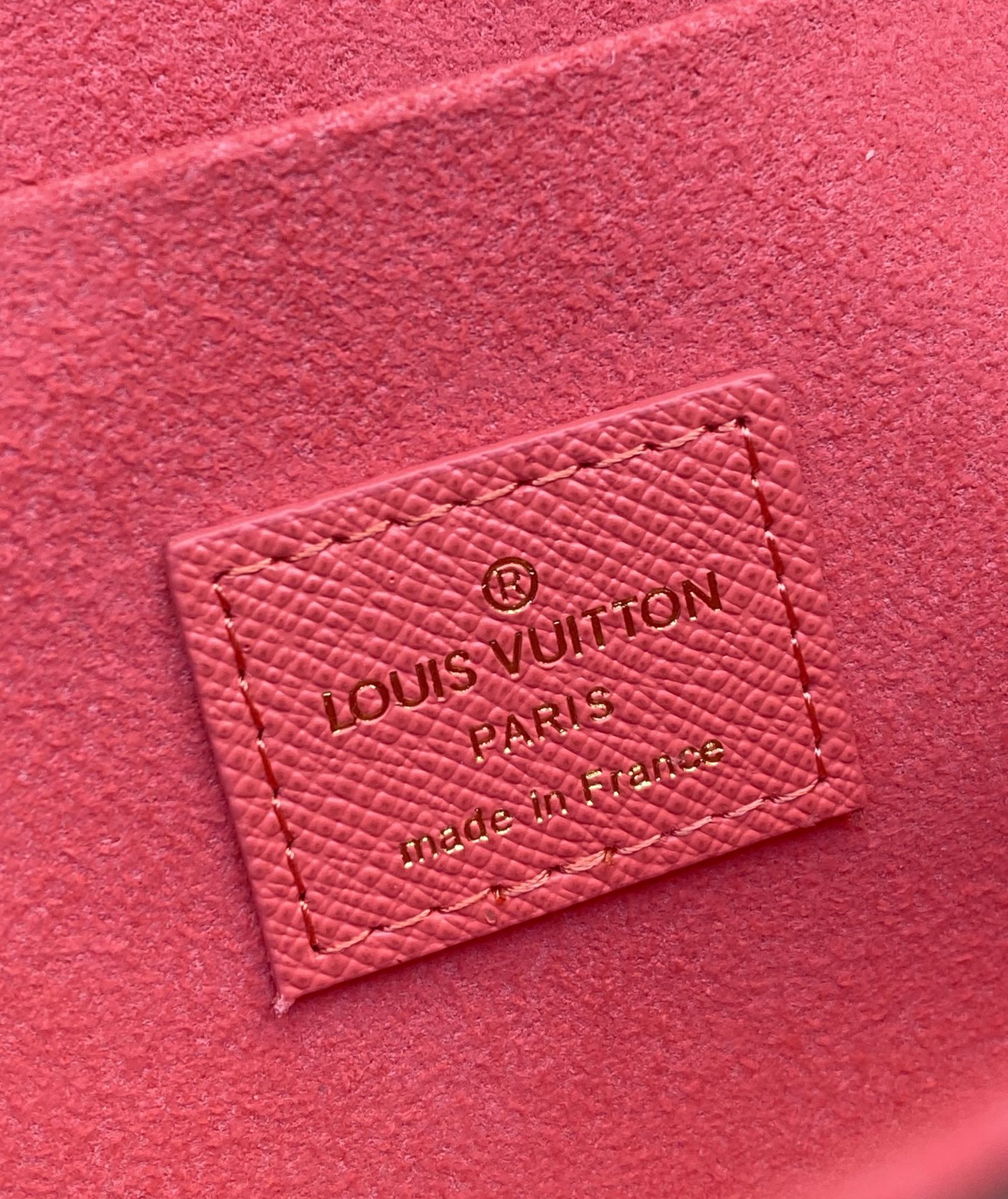 Louis Vuitton The M82627 three-piece Felicie bag is an elegant and luxurious bag with two removable