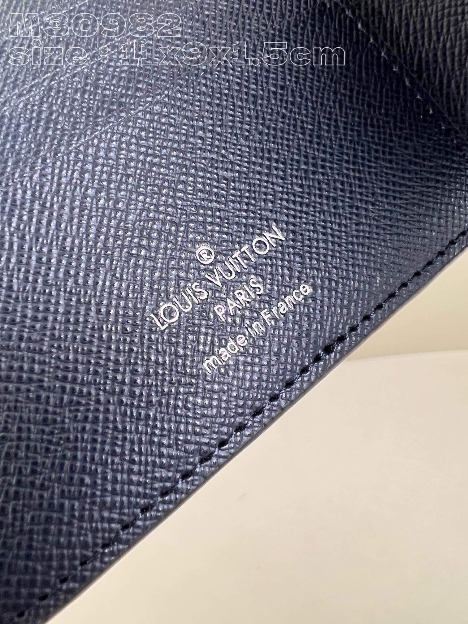 Louis Vuitton M30982 Dark blue Multiple wallet in Taga cowhide leather is a minimalist design with