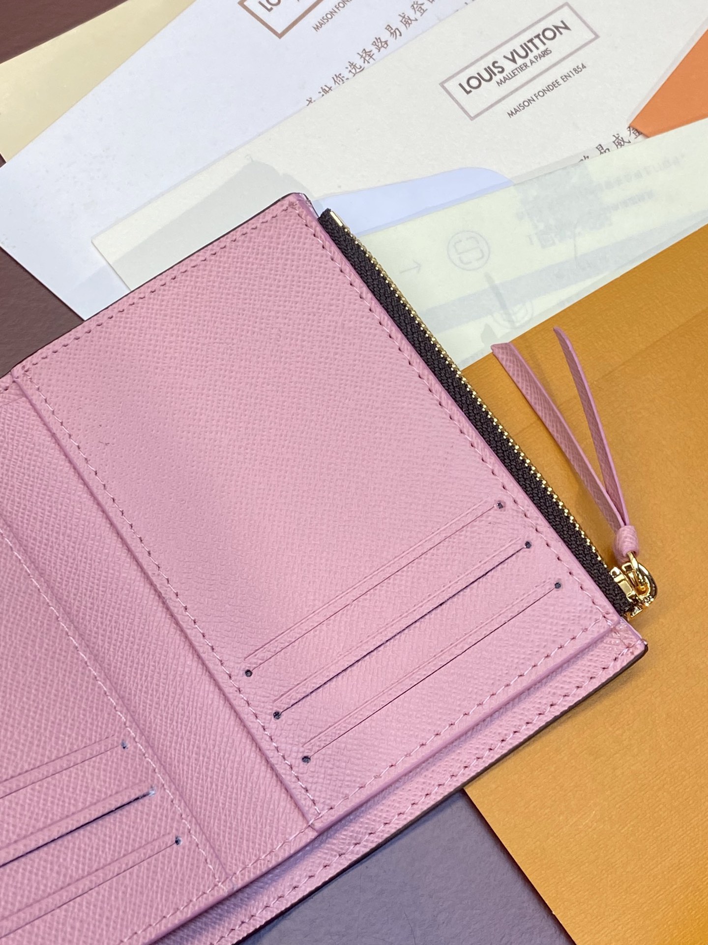 Louis Vuitton Christmas M82622 VICTORINE Wallet The Christmas-themed Victorine wallet is crafted
