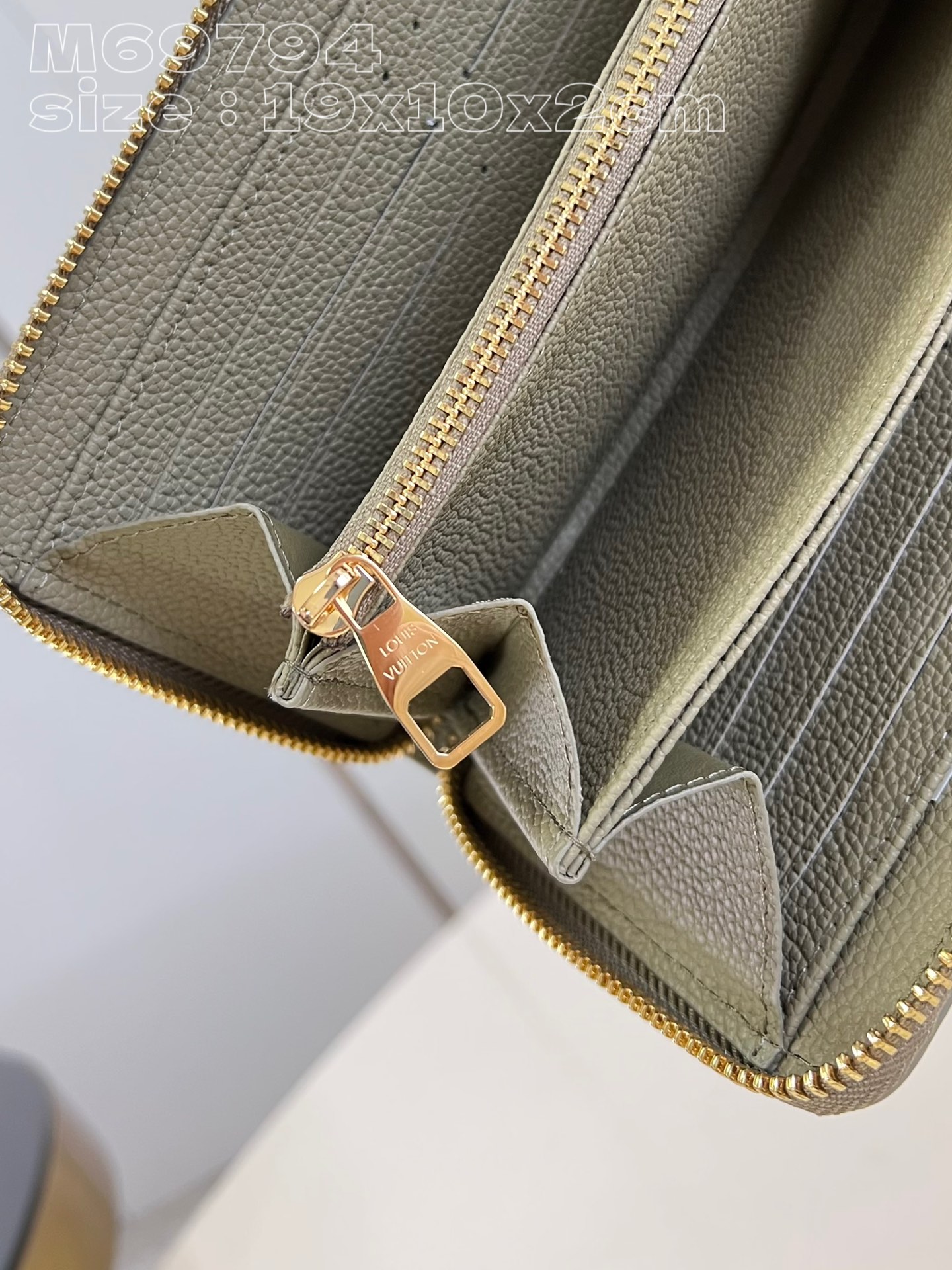 Louis Vuitton M69794 zippy bag in green is made of colorful Monogram Empreinte leather