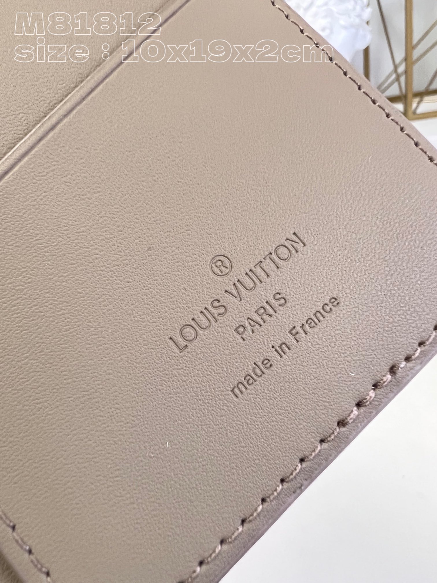 Louis Vuitton M81812 Apricot The new LV Aerogram Brazza wallet emphasizes the fine texture of