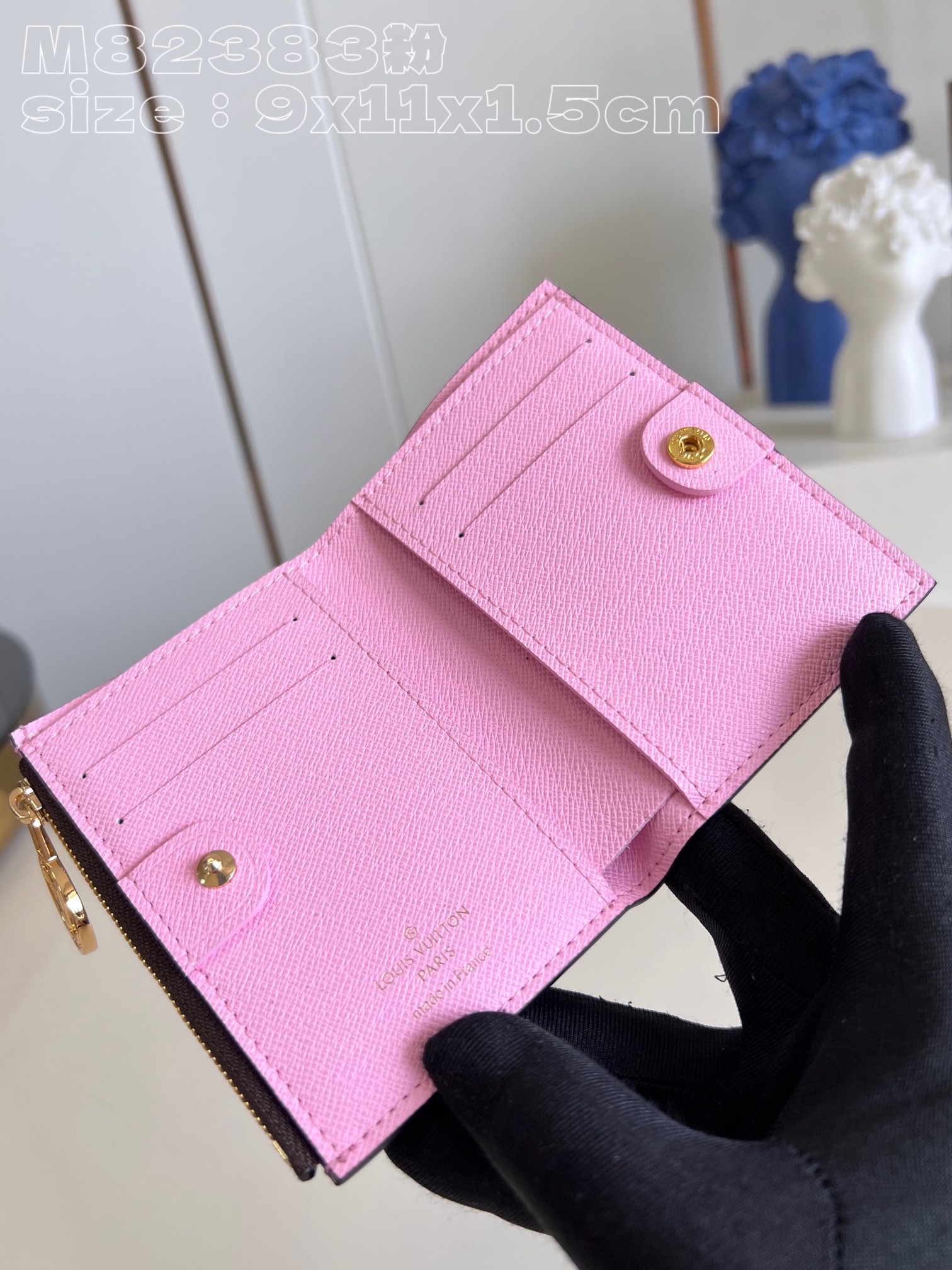Louis Vuitton M82383 Pink Portefeuille Lisa is made of Monogram canvas and lined with colorful
