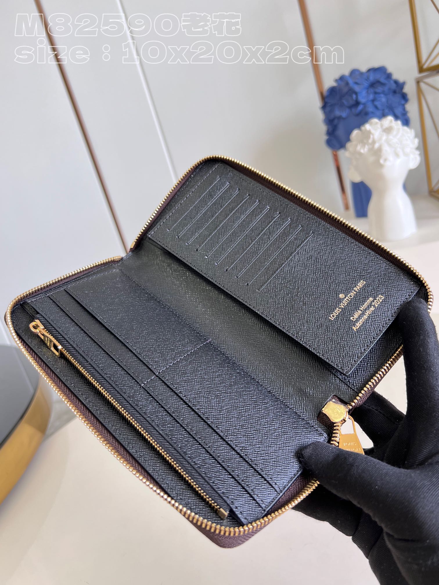 Louis Vuitton M82590 Zippy Vertical bag in Monogram canvas and cowhide leather