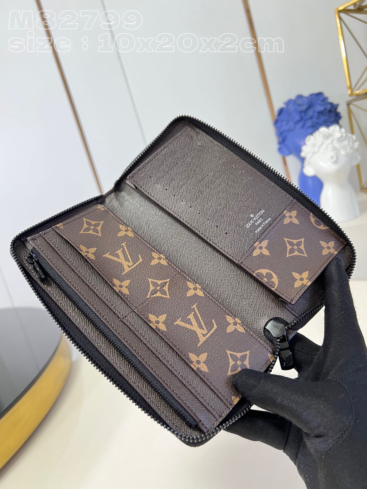 M82799 Blue ZIPPY bag in Monogram canvas with a contrasting color scheme and “Louis Vuitton” in