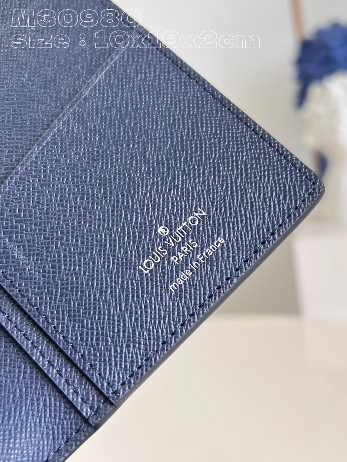 Louis Vuitton M30980 Dark blue Brazza wallet has the richness of Taga leather and the traditional