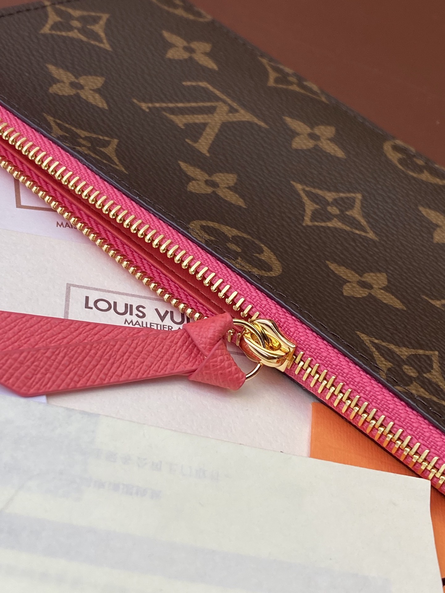 Louis Vuitton The M82627 three-piece Felicie bag is an elegant and luxurious bag with two removable