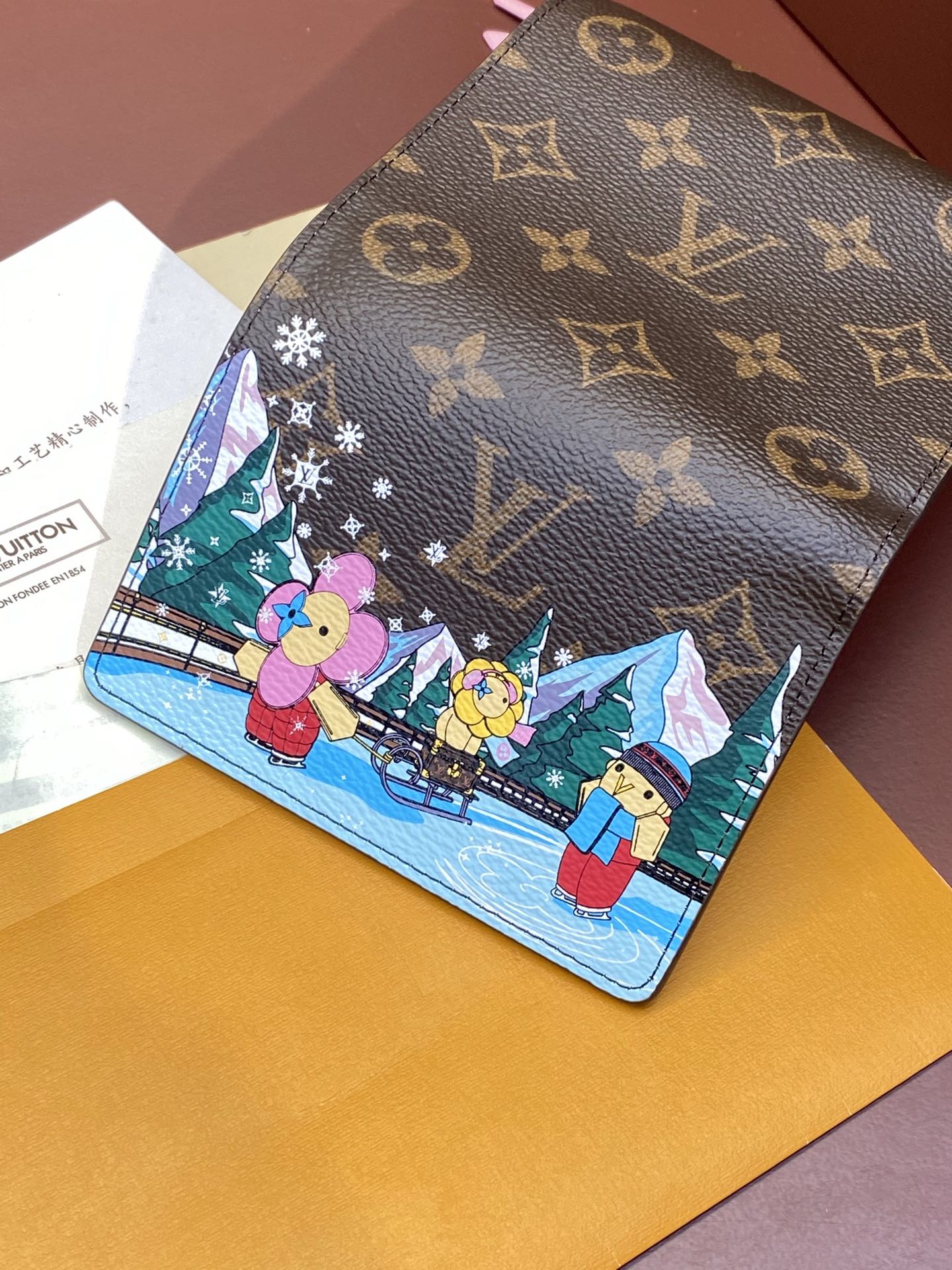 Louis Vuitton Christmas M82622 VICTORINE Wallet The Christmas-themed Victorine wallet is crafted