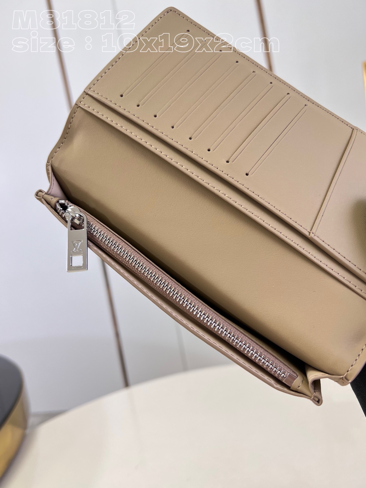 Louis Vuitton M81812 Apricot The new LV Aerogram Brazza wallet emphasizes the fine texture of