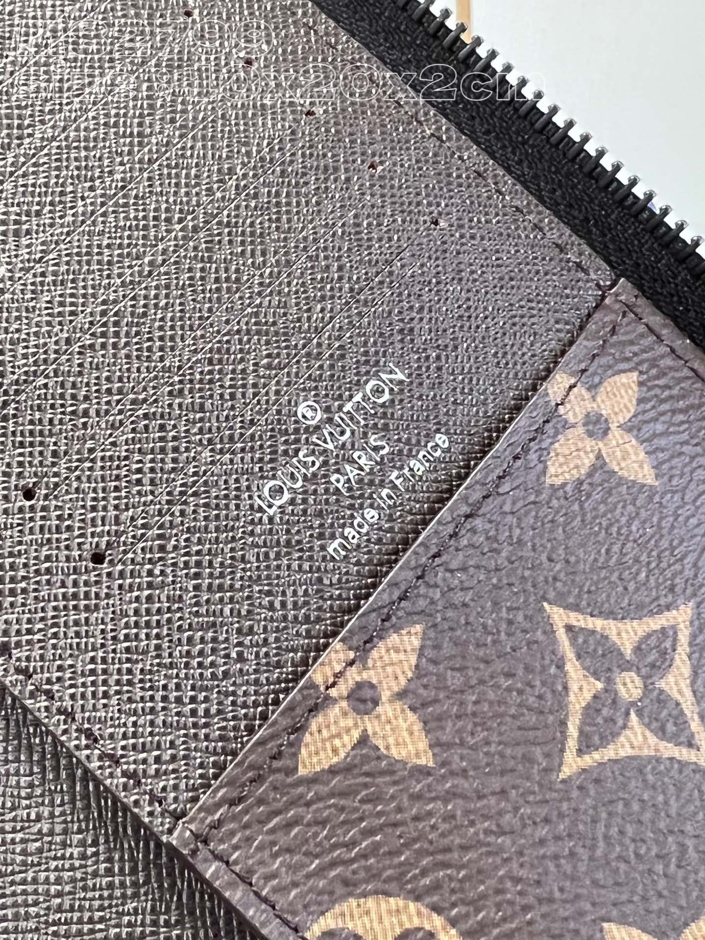 M82799 Blue ZIPPY bag in Monogram canvas with a contrasting color scheme and “Louis Vuitton” in