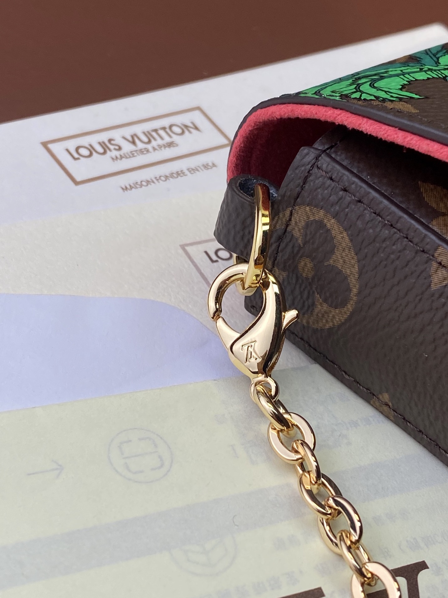 Louis Vuitton The M82627 three-piece Felicie bag is an elegant and luxurious bag with two removable