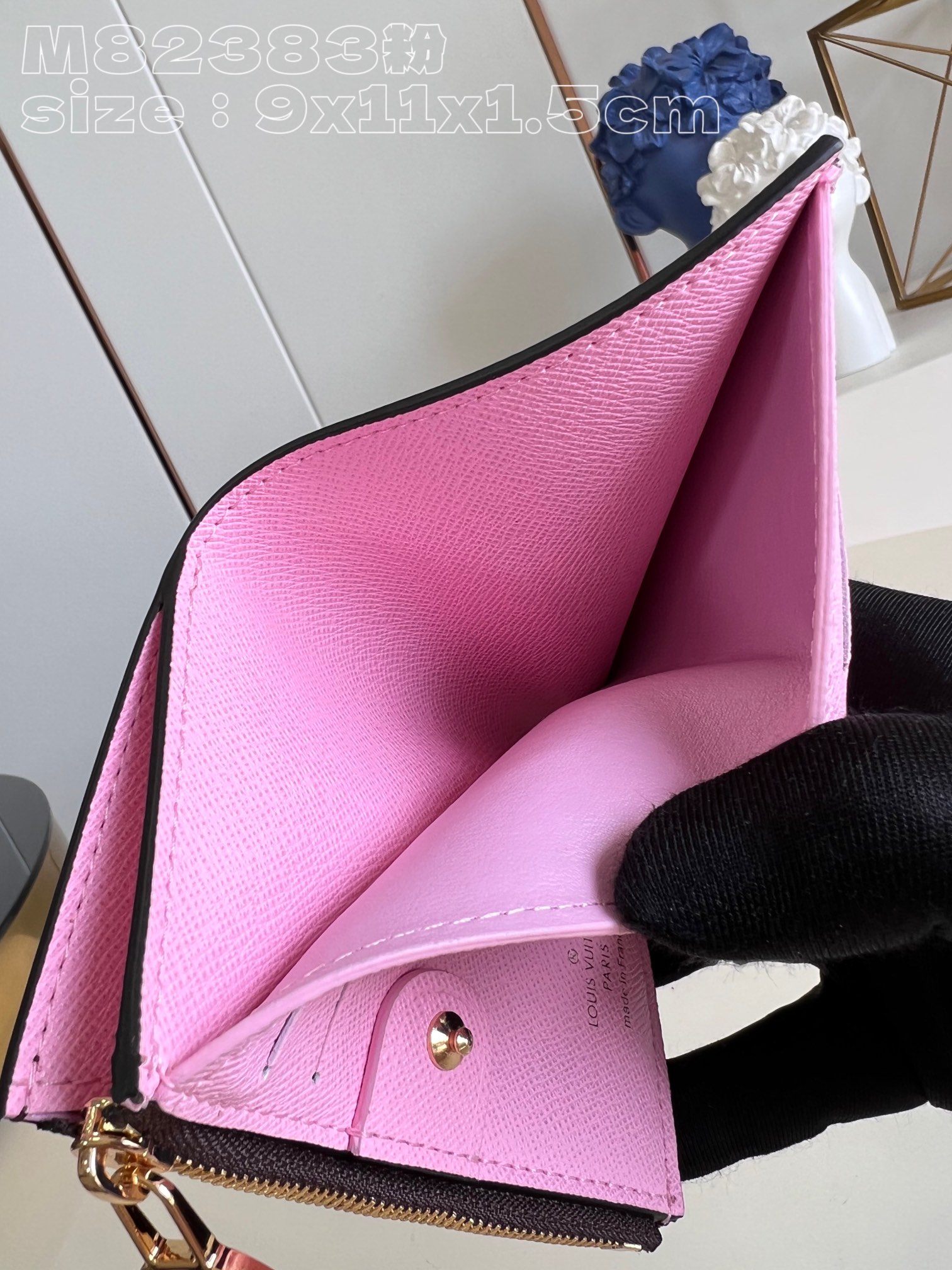 Louis Vuitton M82383 Pink Portefeuille Lisa is made of Monogram canvas and lined with colorful