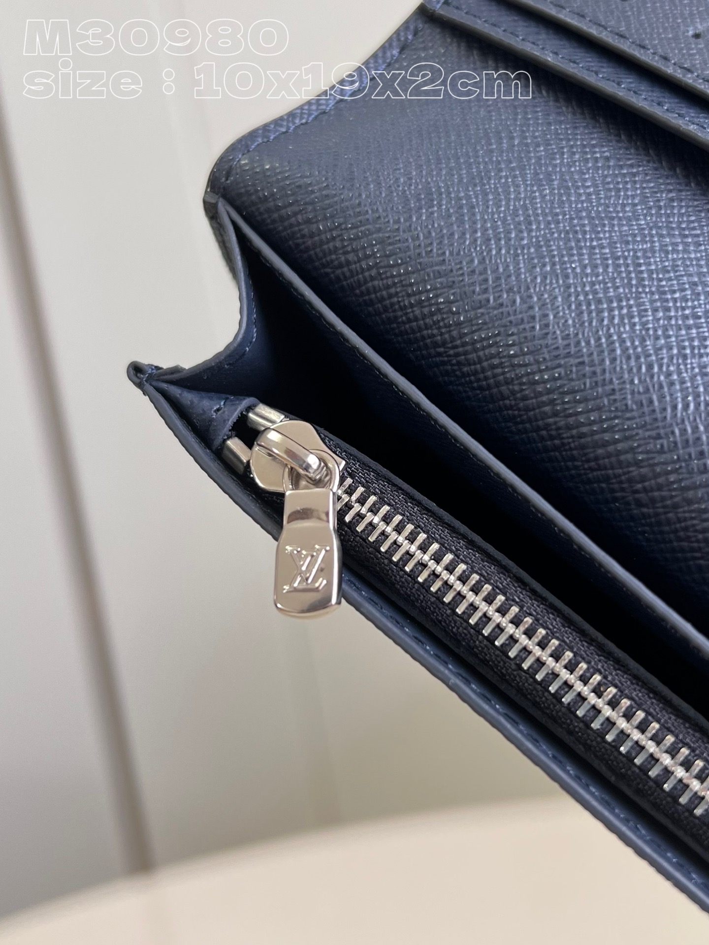 Louis Vuitton M30980 Dark blue Brazza wallet has the richness of Taga leather and the traditional