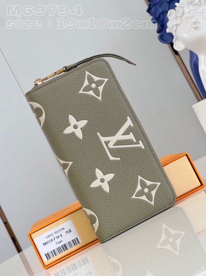 Louis Vuitton M69794 zippy bag in green is made of colorful Monogram Empreinte leather