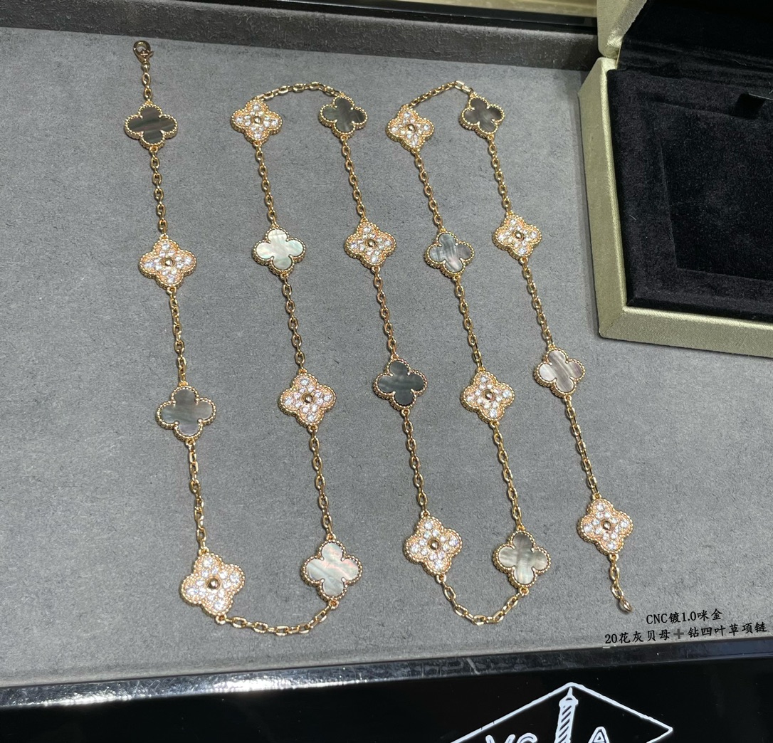 20 Motifs Long Necklace