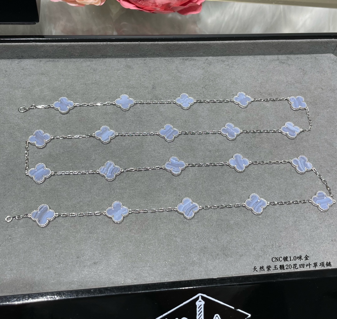 20 Motifs Long Necklace
