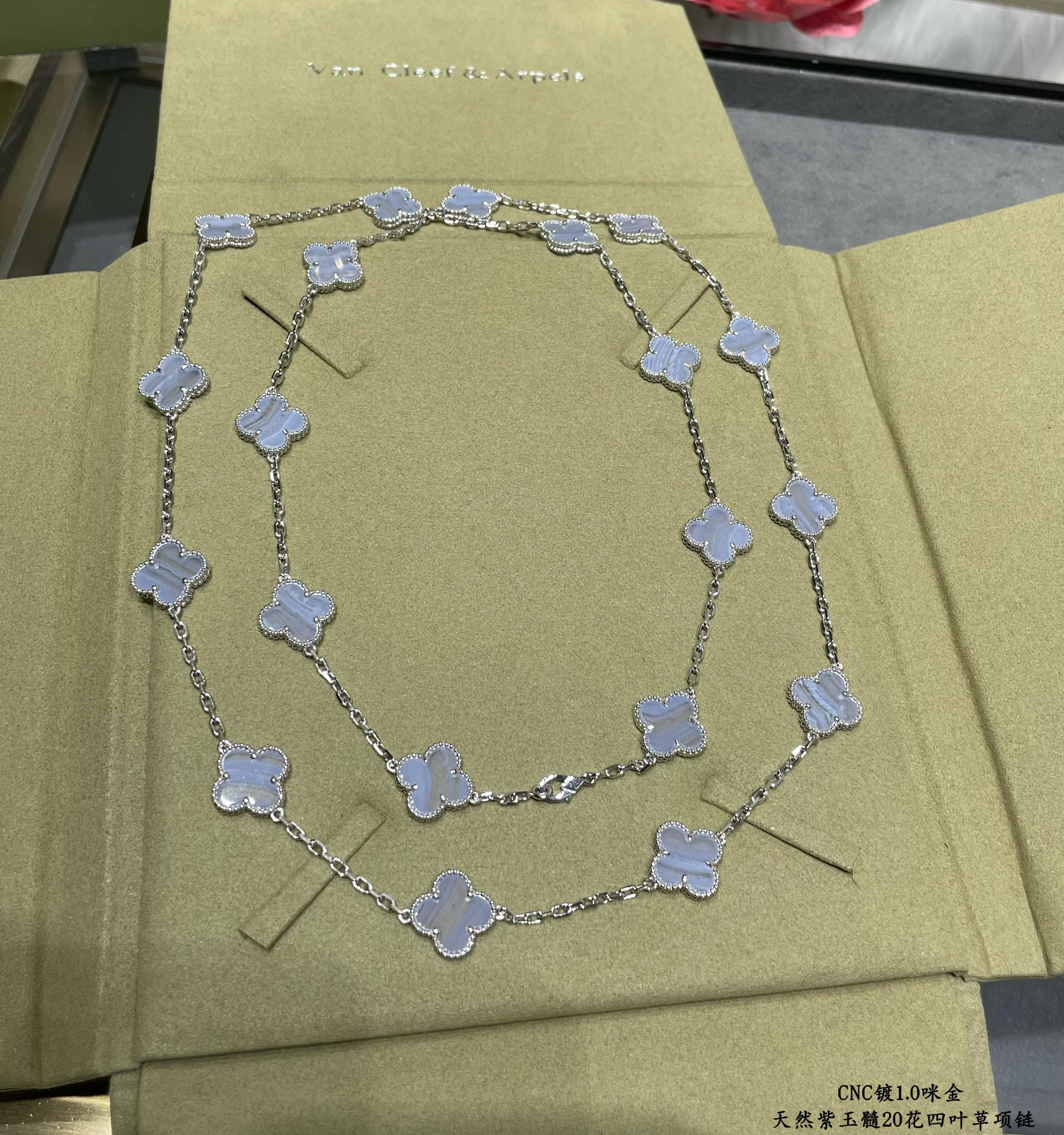20 Motifs Long Necklace