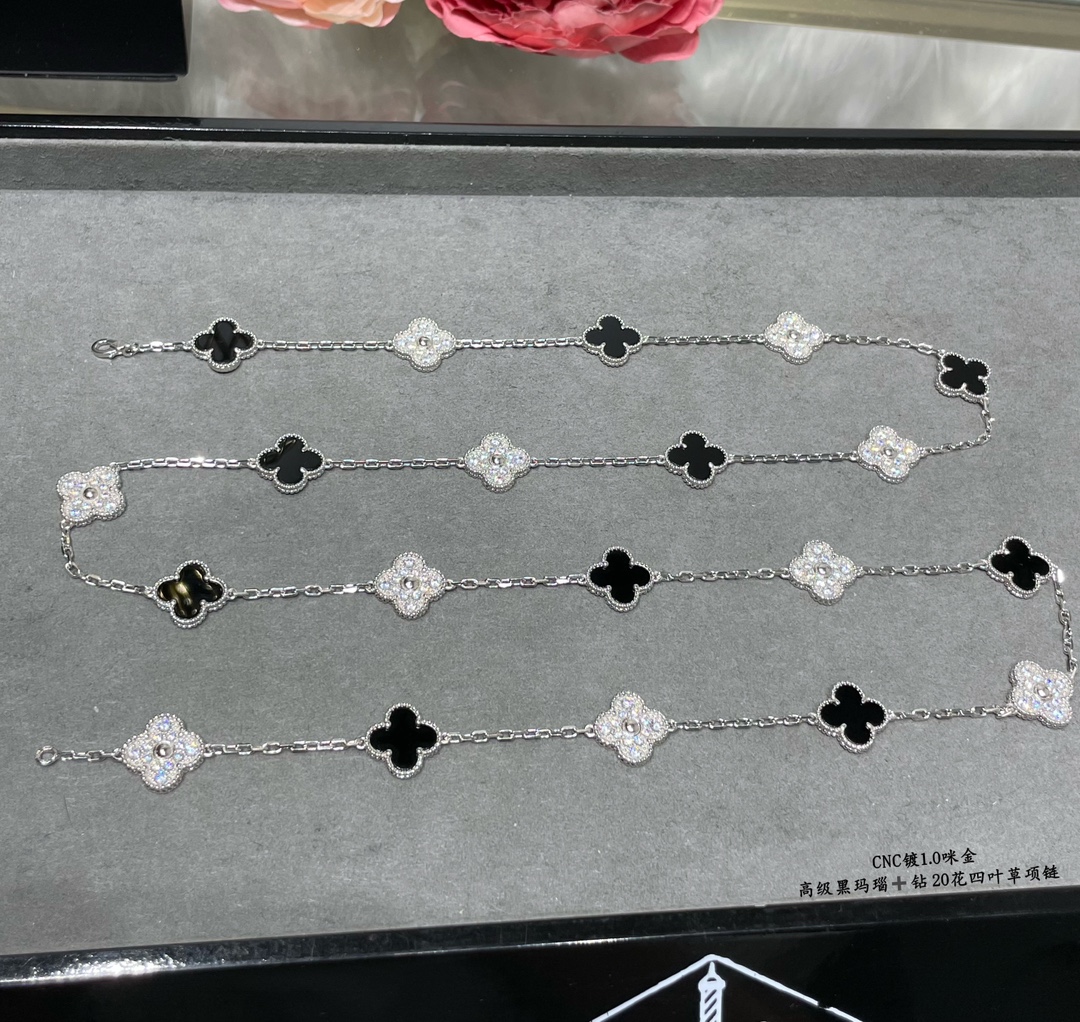 20 Motifs Long Necklace