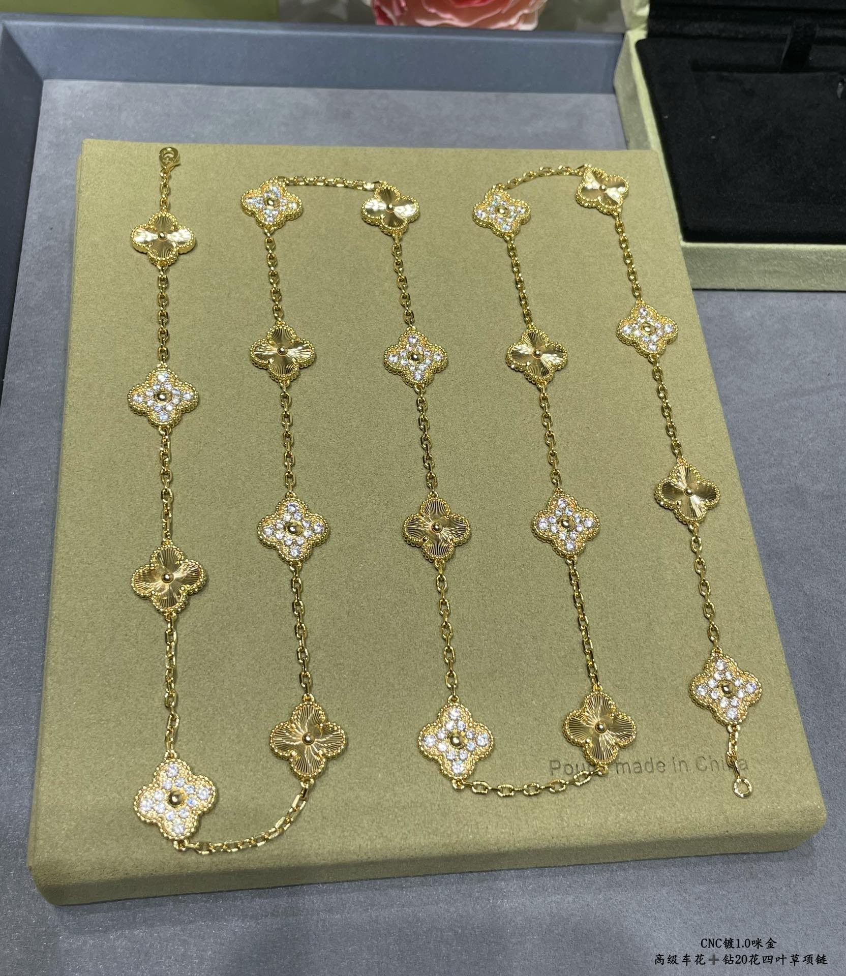 20 Motifs Long Necklace