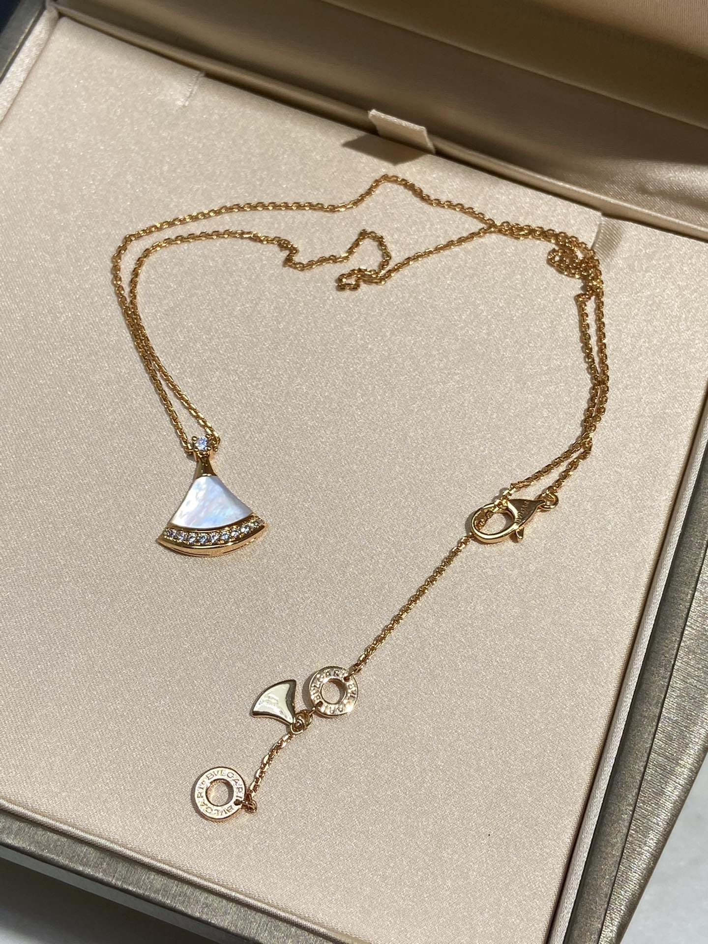 Fan Necklace with Diamonds