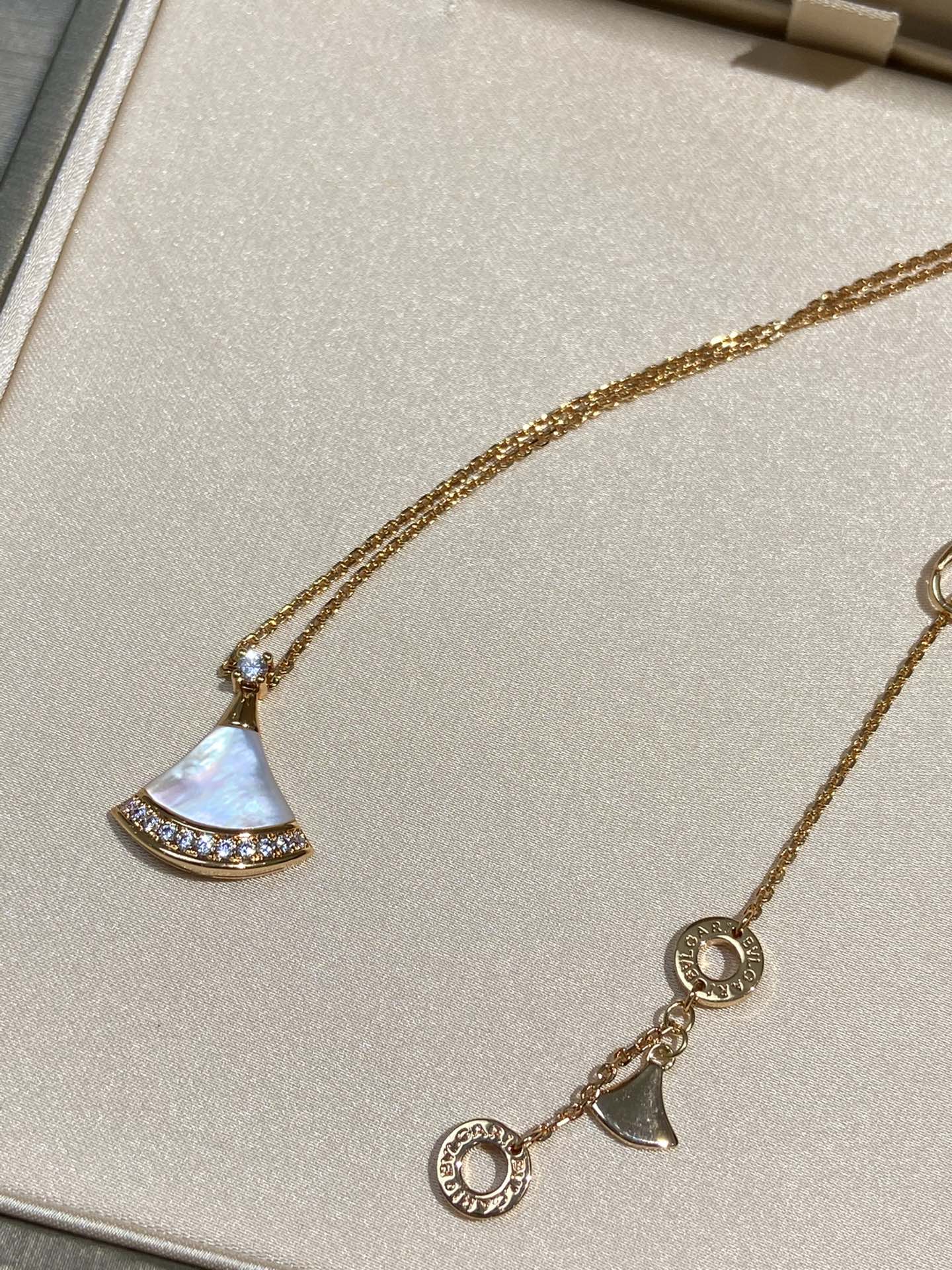 Fan Necklace with Diamonds