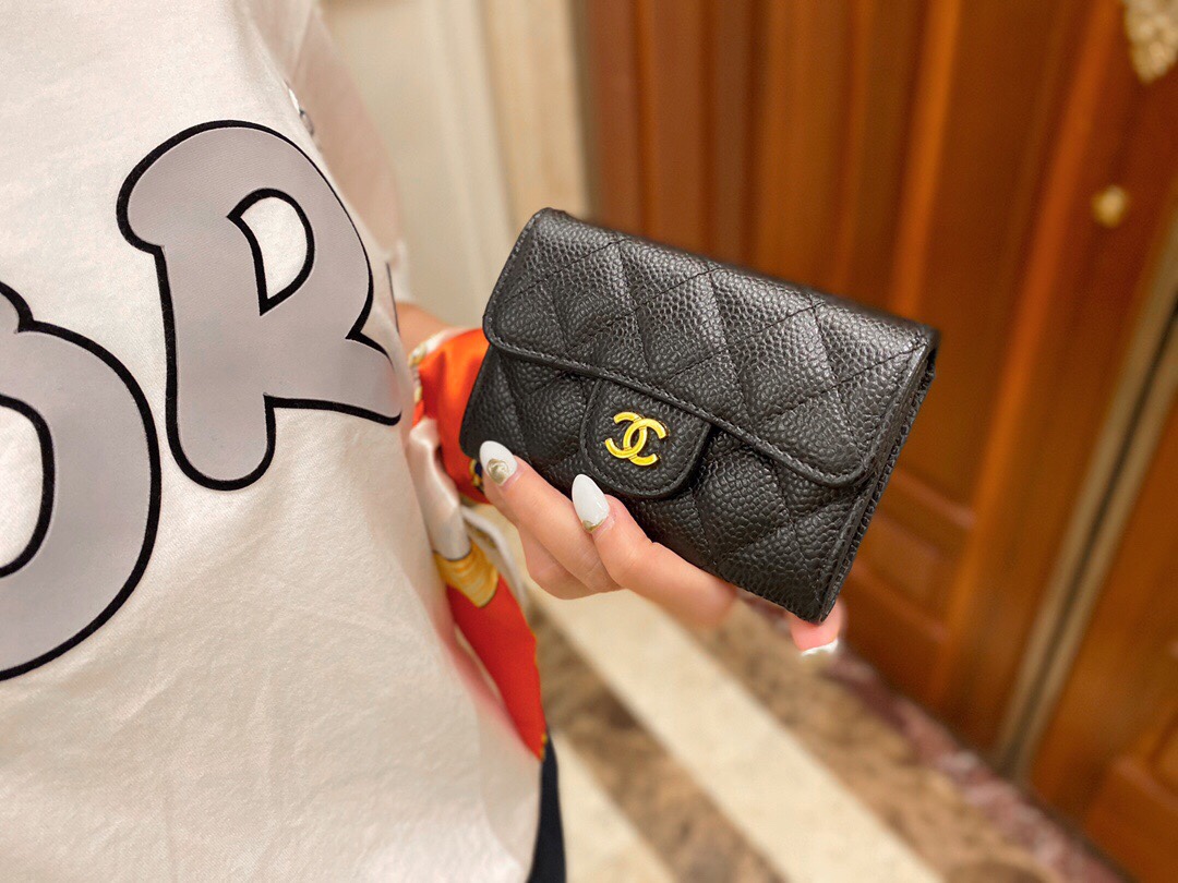 Chanel Clasic Flap classic card case black gold using French imports of Hass origin calfskin
