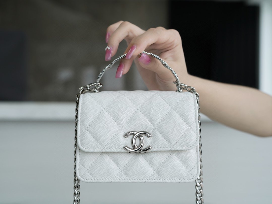 Chanel 22s enamel handle chain bag white silver buckle Using Italian origin Haas caviar calfskin