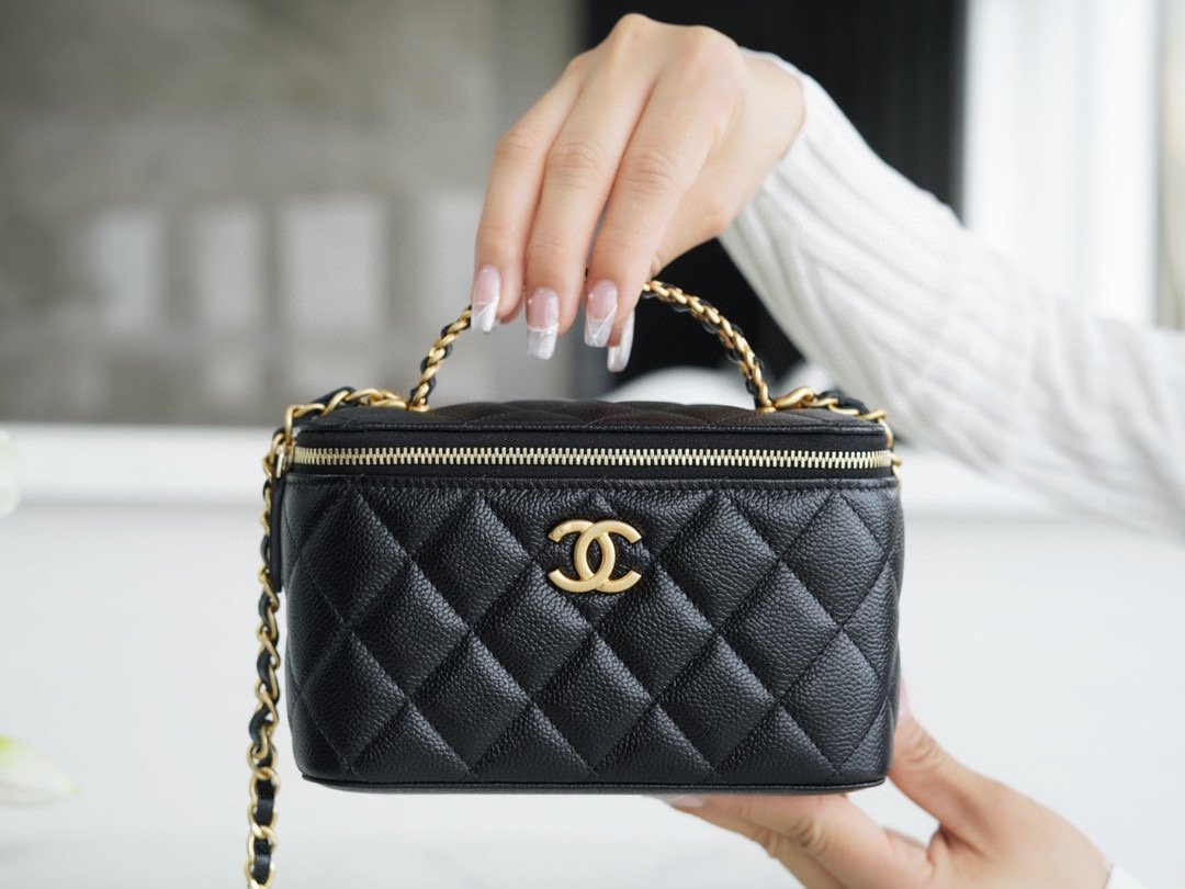Chanel spring and summer hollow handle long box black classic diamond and leather