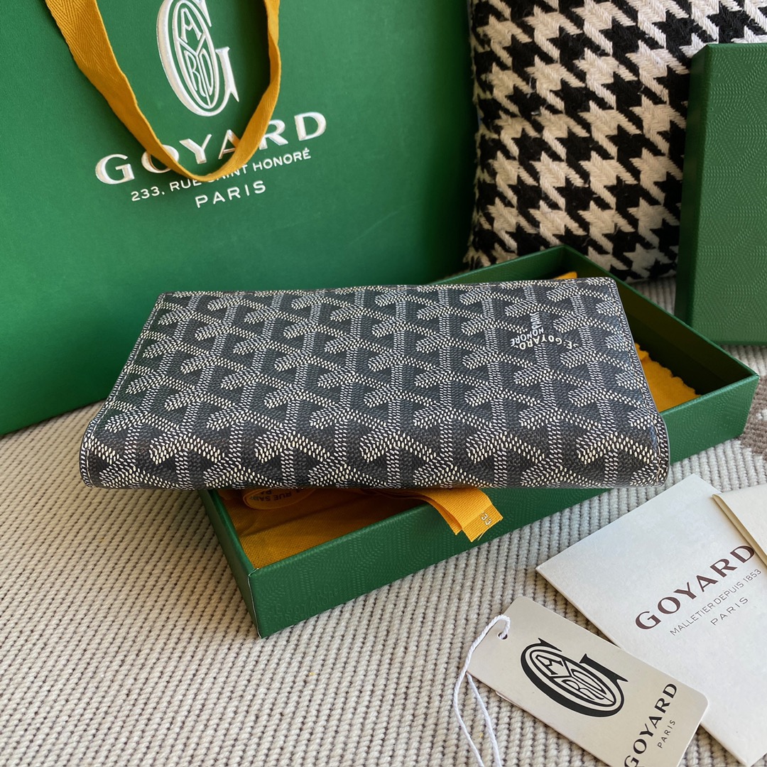 grey goyard Richelieu Wallet a long wallet that fastens with a snap fastener