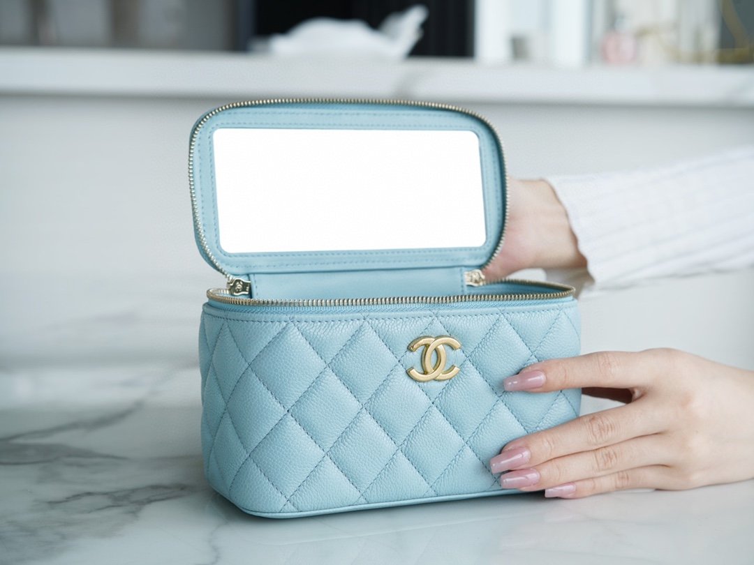 Chanel spring and summer hollow handle long box sky blue classic diamond and leather wear handheld